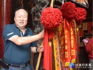 
大甲媽祖九天八夜步行遶境，宣佈起駕日期後，鎮瀾宮祭前導指揮「頭旗」，張貼香條、信眾香旗過香爐，準備參與遶境盛事，整天廟內外呈現人潮洶湧之熱鬧。（記者陳榮昌攝）