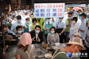 防疫新生活從台灣頭開始　林右昌邀蔡英文逛基隆廟口夜市（圖／基隆市政府）