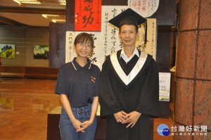 建國科大工管系進修部學生蔡國郎(右)有女陪讀終於完成大學學業。