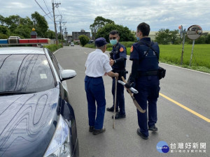 9旬老翁田野迷途，警即時發現平安護送返家。