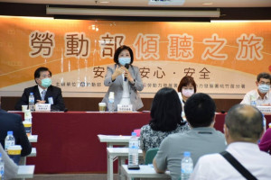 勞動部於桃園地區辦理「減班休息廠商座談會」，部長許銘春親自與企業對談。