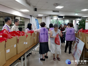 板橋區公所15日將舉辦「萬粽送愛心」公益活動，於端午節前捐贈愛心粽，分贈板橋區內清寒家庭，讓弱勢族群朋友在端午節前夕提前享用傳統肉粽好滋味