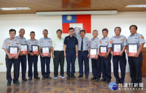 虎尾分局長郝心誠頒贈資深義勇警察人員獎狀，感謝長期協助維護社會治安及交通，勞苦功高的協勤義警。（記者陳昭宗拍攝）