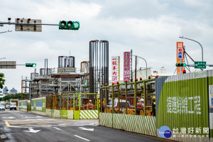 桃園捷運綠線GC01標高架段中正北路沿線工程墩柱鋼筋作業施工情形。