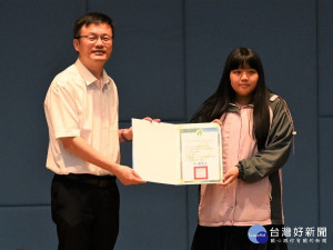 教育局12日於三重商工辦理「專業英文聽力與詞彙能力大賽(簡稱PVQC)頒獎典禮」，教育局長張明文親自出席頒獎