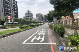 保障公車候車民眾安全，維護道路交通順暢，桃園市政府交通局全面清查車站位公車停靠區劃設情形，逐區調整公車站位標線。