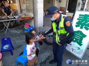 女童迷路遊蕩　警民合作協助返家（圖／東港分局）