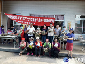 港東社區關懷照顧據點辦理端午綁粽活動。