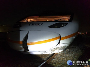 硬是想闖卻不過　轎車男慘遭太魯閣號猛烈撞飛