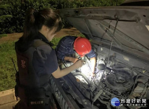 失業男欲返鄉車卻沒油拋錨，暖警自掏腰包協助解圍。