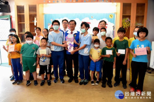 縣長林明溱發送助學金。（縣府提供）