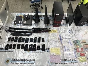 警方起獲詐欺用電子設備、手機20支、銀行存摺、提款卡、武士刀二把、空氣手槍、大麻。

