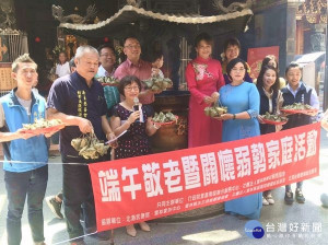 婦幼關懷協會與行政院雲嘉南服務中心及縣議員蔡岳儒等，邀集北港武德宮等慈善團體，包製四千顆財神加持的「平安粽」，分送弱勢家庭歡度佳節。