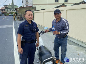 男子騎車外出因未注意車況，導致沒油受困路旁，所幸饒平警方給予適當的協助才得脫困，民眾對警方為民服務的熱忱，深表肯定與感謝。（記者陳昭宗翻攝）