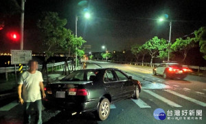 深夜汽車冒煙拋錨　警獲報協助脫困（圖／竹南分局）