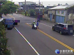 精障女穿梭車潮中險象還生　熱心警急救援（圖／通霄分局）