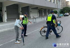 長者體力不支卡路中　警即時協助護交安（圖／關山分局）