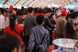 
每年大甲媽祖遶境回鑾，最重要的點心攤，整天都聚滿信眾、遊客在攤內，品嚐想吃的佳餚，場面相當的熱鬧。（記者陳榮昌攝）
  