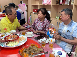 
琉球區漁會幹部拜會大安區農會，教授楊鵑華向倆位總幹事等人士介紹飛天豬產品加工精要，達成兩會結盟研發生產與銷售產品共識。（記者陳榮昌攝）