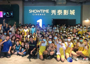 北港鎮南陽國小舉辦新奇的畢業活動，家長會贊助畢業班師生前往秀泰影城，邊享用飲料爆米花、邊觀賞電影，留下愉快難忘的回憶。