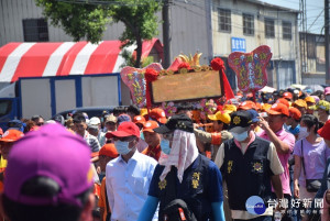 

 大甲鎮瀾宮媽祖九天八夜新港鄉奉天宮遶境進香，二十日下午回鑾，信眾熱點成堆的鞭炮迎接，晚間信眾在鎮瀾宮大殿托請媽祖安座神案等盛況。（記者陳榮昌攝）