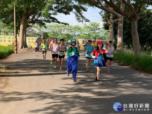 
2020全國紅酒盃馬拉松嘉年華二十一日假外埔區石頭公園開跑暖身，六十位長跑健將，跑景色優麗的十六公里鄉道，歡迎全國各界十一月二十九日前來共襄盛舉。（記者陳榮昌攝）
 

