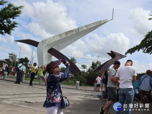 鰲鼓濕地森林園區港口宮旁生態日晷辦理「2020日環食－悠遊嘉南山海趣」活動，吸引許多民眾前來一起欣賞日環食天文奇景。（圖/記者王丰禾攝）