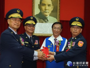 警政署副署長黃宗仁監交印信。