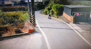 女子將狗踹下車後騎車離去／嘉義縣府提供