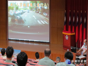 太平警方向國軍弟兄宣導交通安全。林重鎣攝