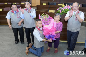 昔日十大槍擊要犯段樹文在宣誓就職桃園市議員後，向92歲高齡的母親黃閑花下跪獻花表示感謝。