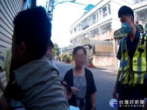 小男孩找到母親。林重鎣攝