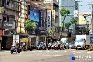 為減少機車騎士停等紅燈飽受烈日酷曬痛苦，桃園市交通局施行「夏季限定短週期號誌」。