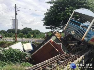 端午連假溪湖糖廠小火車遭撞　遊客受驚嚇貨車駕駛衝進水溝送醫