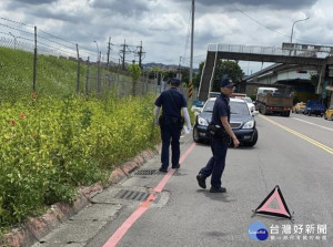 車輛拋錨在路中，逢豔陽當空且道路車流速度又快，員警見狀立即指揮交通，示意後方來車注意協助處理，網友直呼：「好感動、效率真好！」