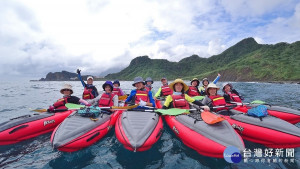 板橋國中師生透過獨木舟體驗，讓學生除了敬畏大海外，更多了一份行動力愛惜海洋