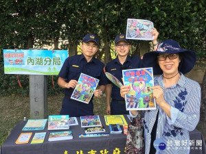 員警於碧湖公園向民眾宣導禮讓行人觀念（圖／內湖分局提供）