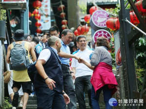 新北市長侯友宜28日視察九份商圈，關心地方經濟復甦情況，鼓勵民眾在完善防疫措施下多多出門旅遊，活絡經濟