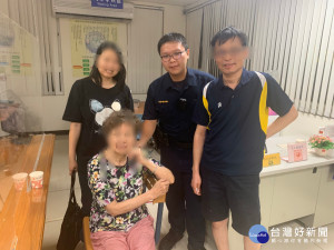 迷途老婦做計程車趴趴走，運將求助警方送回家。