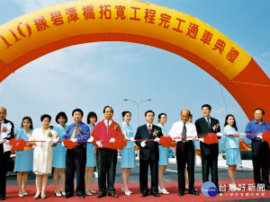 回顧2001年碧潭橋拓寛工程的時代背景與工程故事，該工程由現任行政院長蘇貞昌(時任台北縣縣長)與公路總局，為改善安坑與新店間交通壅塞問題，所決定辦理的重大工程