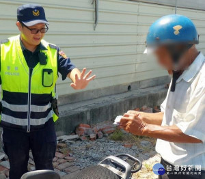 老翁外出因機車沒油停放路旁，巧遇四湖所員警及時伸援讓他安全返家，老翁掏錢遞給員警，員警婉拒表示「為民服務是不用錢的」，老翁深表肯定與感謝。