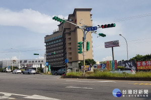 桃園市政府交通局於大園交流道東匝路口設置AI偵測設備。