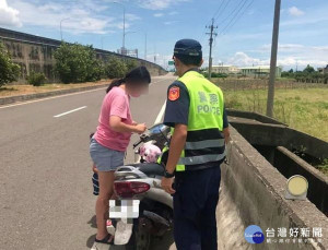 母女因機車沒油半路拋錨，而受困在烈日下，所幸臺西警方及時伸援化解危機，員警熱心為民服務的精神及作為，深獲肯定與讚許。