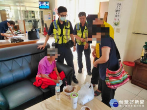 婦人外出迷途　熱心警助返家團圓（圖／里港分局提供）