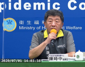 不少人出現自己忘了經由口罩實名制系統訂口罩，導致想起要領取時，不管是口罩還是購買口罩的費用皆已被充公。對此，中央流行疫情指揮中心1日表示，將朝民眾可回原訂購通路補領口罩方向修正規範。（圖／衛福部疾管署YouTube）