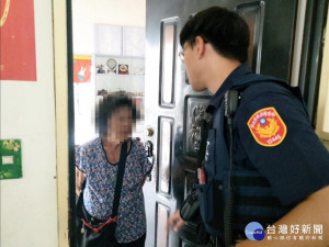 婦人獨忘返家路　暖警護送安心返家（圖／內湖分局）