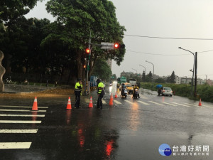 八德區部分路面積水，員警冒雨交管維護安全。