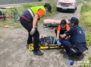 老翁因迷路又不慎跌倒在路旁草地上，奄奄一息，路過民眾熱心報警求助，麥寮所員警前往救援，並通知消防隊救護送醫，亦協尋家屬讓他平安返家。