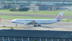 近期台灣的中華航空發生一起，也是全球首例的法國空中巴士A330客機在機場落地減速過程中，發生機上3套電腦全失效重大飛安事件，所幸因飛機機師反應得宜，最終該架客機在濕滑的台北松山機場跑道尾端停住，距離跑道末端約剩僅9.1公尺距離，險些衝出跑道。（圖／資料照，Wikipedia）