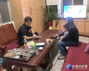 東勢所警員盧雨利雖未婚，但以多年的工作經驗及案例與失意婦女分享，讓女子心情恢復平靜，並同意讓員警載送母子平安返家，化解一場虛驚。